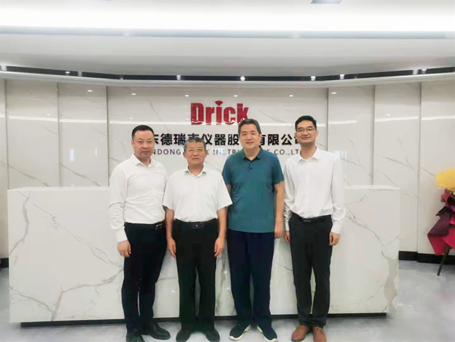 濟(jì)南歷下區(qū)委統(tǒng)戰(zhàn)部副部長、區(qū)工商聯(lián)黨組書記楊鋒蒞臨德瑞克考察指導(dǎo)