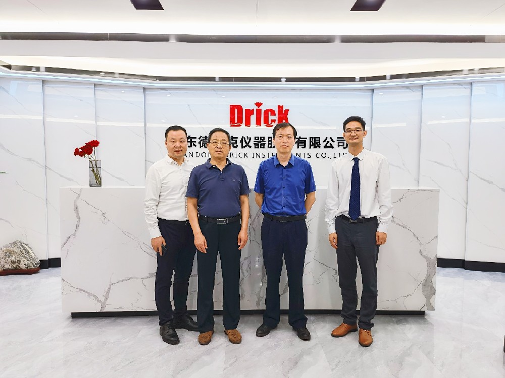 濟南市天橋區(qū)貿(mào)促會會長孫正、歷城區(qū)貿(mào)促會會長趙金鐘蒞臨德瑞克考察指導